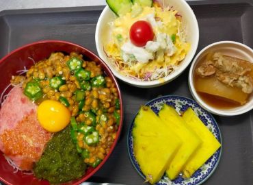 ネバネバ丼、マカロニサラダ、漬物