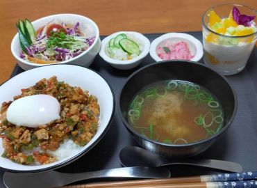 ビビンバ丼、お新香、サラダ