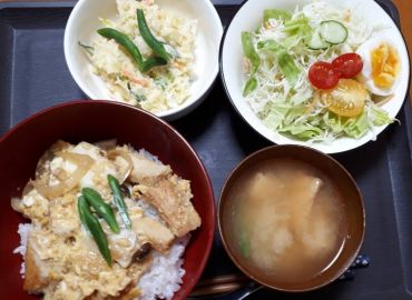 カツ丼、ポテトサラダ、味噌汁