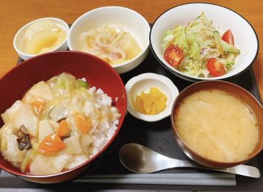 中華丼、ジャーマンポテト、サラダ